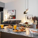 Whome Prime Location Contemporary Luxury W/ Ac & Elevator Apartment